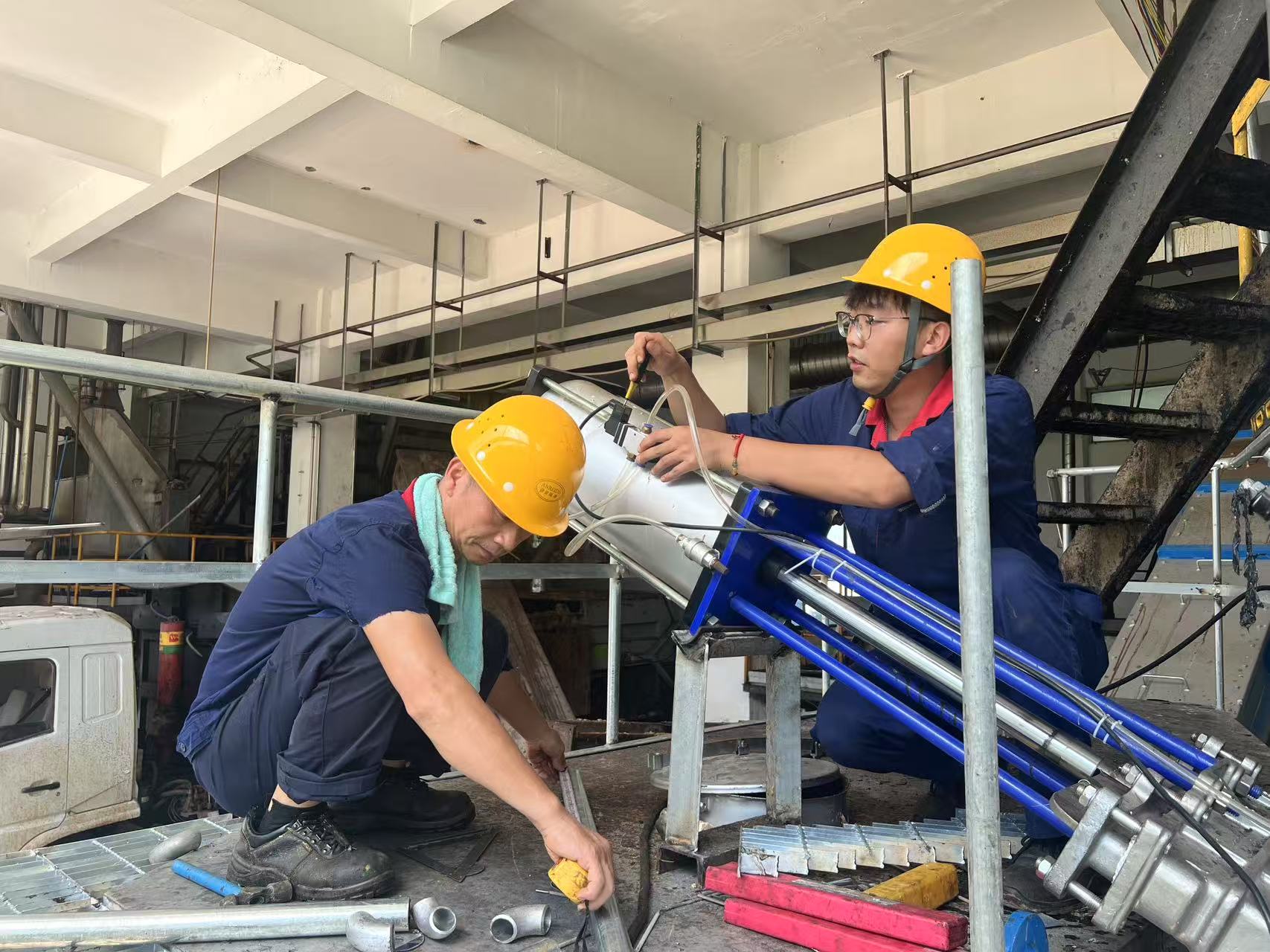 1753239496336.jpg 諶瀟毅(右一)和同事在進行氣動泵維修.jpg